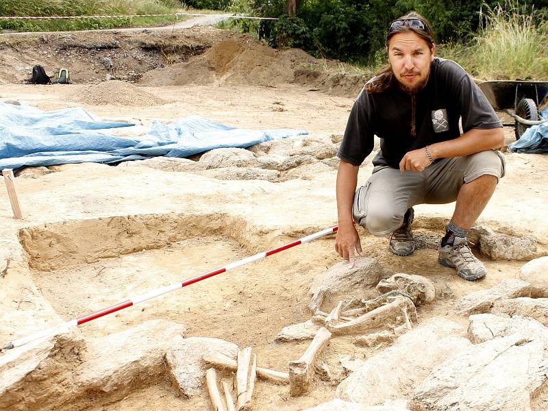 Na trase budoucího obchvatu Znojma našli archeologové další hroby a kostry.