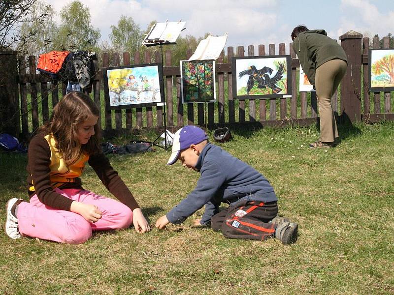 Netradiční akci sázení téměř dvou desítek tradičních odrůd ovocných stromů do stromořadí u Čížova se rozhodli pracovníci Národního parku Podyjí. 