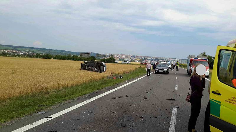 Havárie motocyklu a osobního auta si u Vrbovce na Znojemsku vyžádala čtyři zraněné, za nimiž vyletěl i vrtulník. Motorkářku se záchranáři snažili oživit. Bez úspěšně, na místě zemřela.