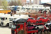 Jedinou větší plochou pro parkování desítek kamionů je plocha u benzínky ČAS na výjezdu ze Znojma na Brno.