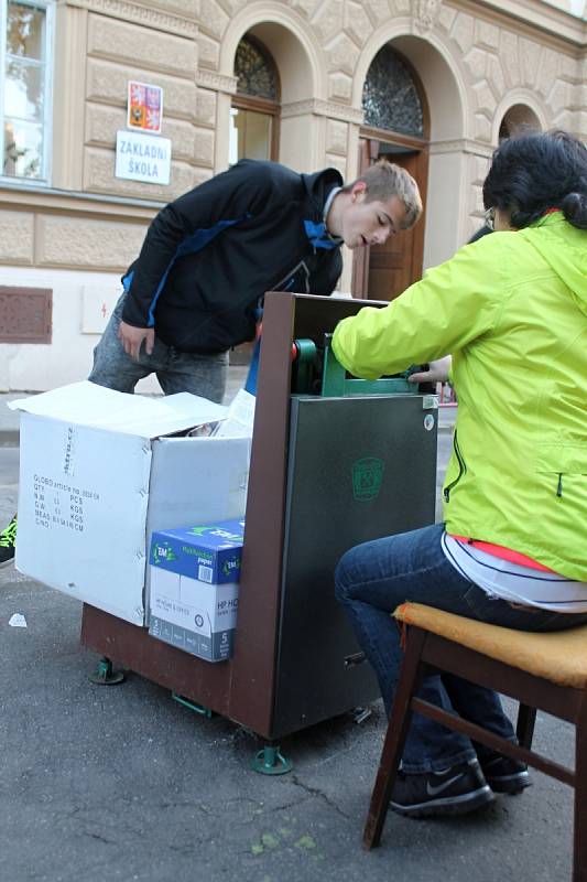 Rodiče dětí, které navštěvují znojemskou základní školu na náměstí Republiky, sbírají starý papír vždy dvakrát ročně. 