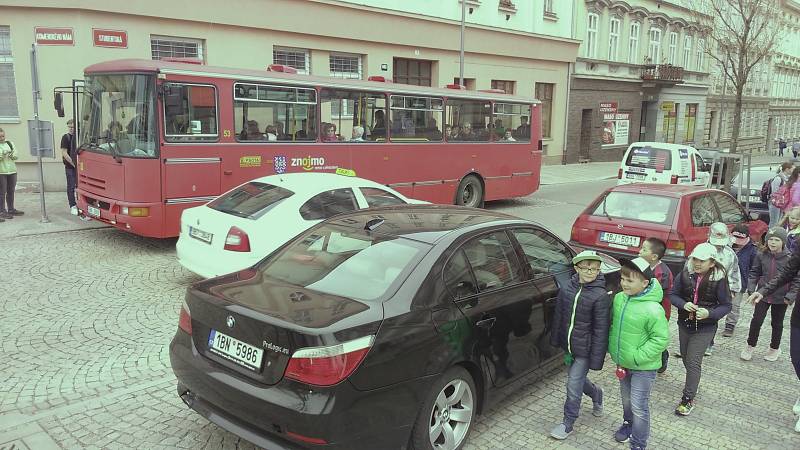 Úplná uzavírka části Havlíčkovy ulice ve Znojmě komplikuje dopravu v centru města. Jde přitom o nejfrekventovanější silnici ve Znojmě.