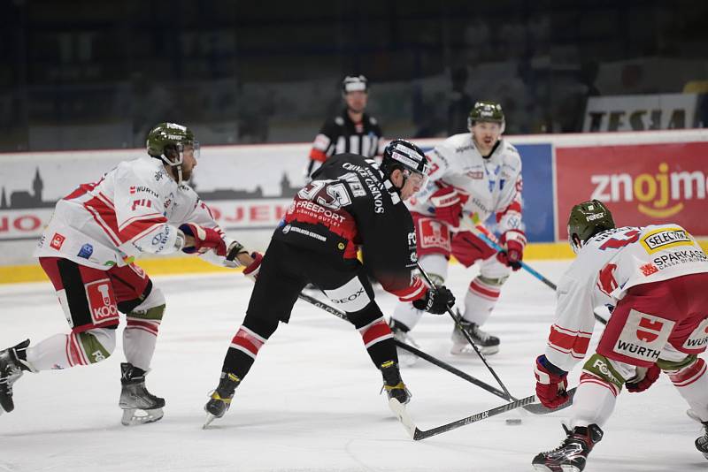 Znojemští Orli porazili vysoko tým Bolzana ve 22. kole ICEHL. Stalo se tak za podpory menšího počtu diváků, kterých může být na sportovních utkáních od posledního listopadového pátku jen tisíc kvůli nouzovému stavu.