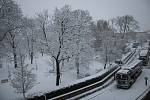 Časně ráno zkomplikoval dopravu veZnojmě příval čestvého sněhu. Kolona kamionů blokovala plynulý provoz v Čermákově ulici mezi šestou a osmou hodinou ranní.