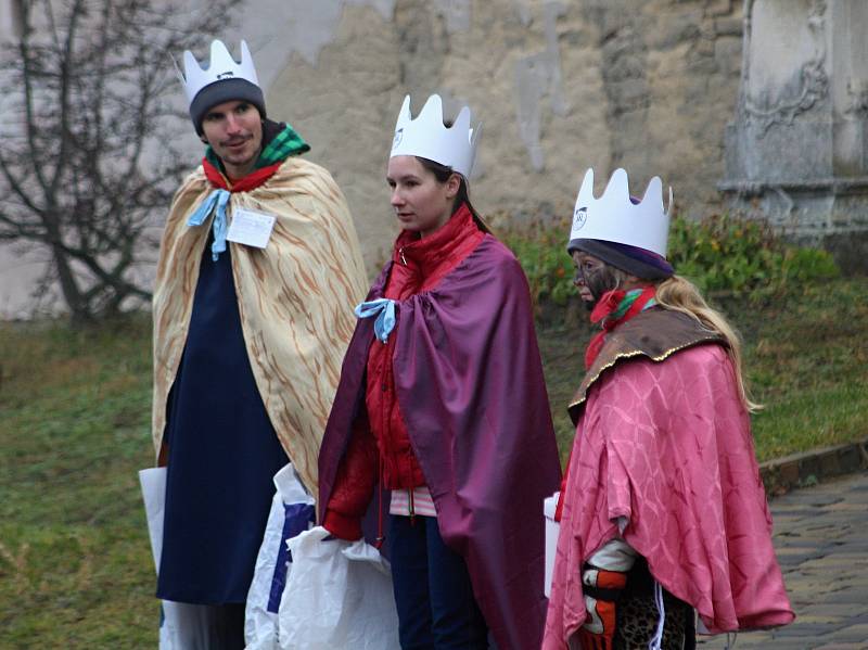 Šatov prošly čtyři skupinky koledníků. Kasičky lidé postupně plnili.