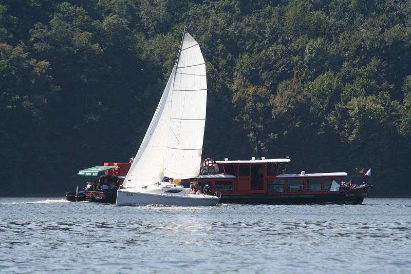Plavidla se spalovacími motory už nemají zákaz na Vranovské přehradě. Ilustrační snímek.
