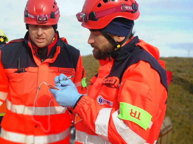 K simulované dopravní nehodě využili záchranáři léta nevyužívanou část stavby budoucího obchvatu Znojma.