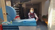 Do výroby roušek se ve Znojmě zapojilo i mnoho dobrovolníků. Desítky kilometrů netkané textilie rozdali i vodní skauti v Centru Stará vodárna.