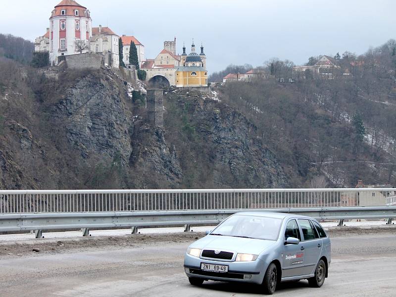 Vyhlídka ze serpentin na vranovský zámek je jedinečná. Všimla si toho také řada filmařů. Zámek se tyčí na skále nad Vranovem nad Dyjí, nejhezčí je pohled z Vyhlídky zamilovaných.