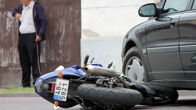 Na křižovatce uprostřed Prosiměřic se srazil motorkář s Volvem. Motocyklistu ošetřovali záchranáři.