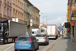 Znojmo se v pondělí proměnilo ve velký dopravní špunt. Kvůli opravám a uzavírkám se ve městě tvořily dlouhé kolony.