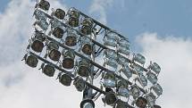 Jednotlivá světla na obřích stožárech musí nyní specialisté na výškové práce nasměrovat tak, aby svítila rovnoměrně na celou plochu hřiště znojemského fotbalového stadionu.