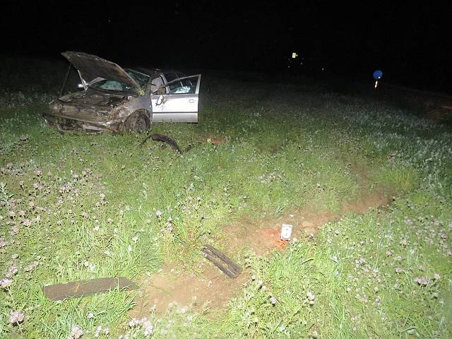  Ve vysoké rychlosti dostala v zatáčce smyk a v příkopu otočila auto na střechu. To nakonec skončilo stát v polích zpět na kolech. Mladá řidička nadýchala 2,68 promile alkoholu. Vyvázla s lehkým zraněním.