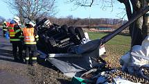 Lehkým zraněním řidiče kamionu skončila ve čtvrtek odpoledne havárie u Křidlůvek. Převrácený náklaďák skončil v příkopu.