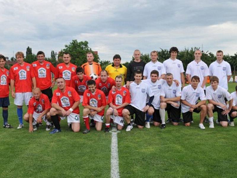 Znojemští hokejisté v úterý sehráli tradiční exhibiční utkání proti svému fanclubu a opět jej porazili, tentokrát 4:2.