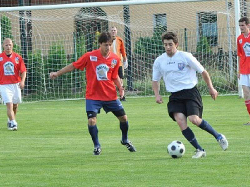 Znojemští hokejisté v úterý sehráli tradiční exhibiční utkání proti svému fanclubu a opět jej porazili, tentokrát 4:2.