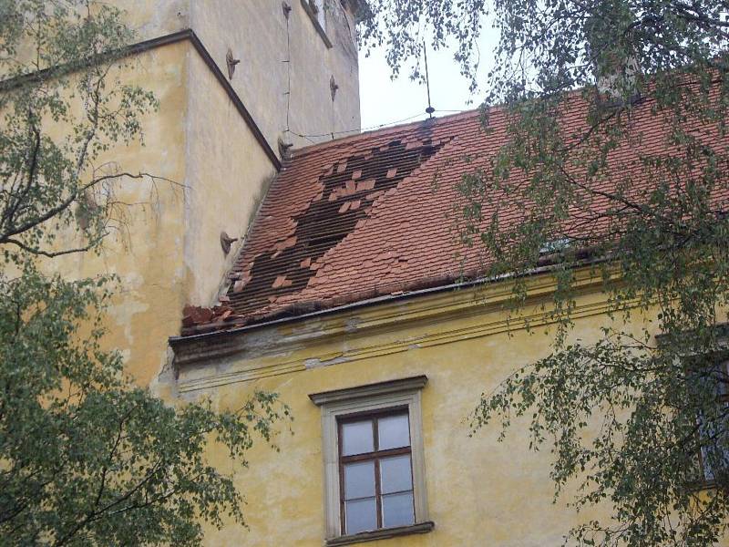 Bouřka v noci na pátek poničila střechu zámku v Moravském Krumlově.