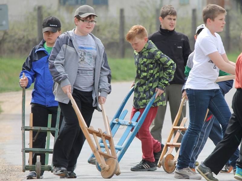  Skupinka kluků z Mramotic ve věku od tří do šestnácti let vyrazila včera s hrkačkami také do ulic své vesničky.