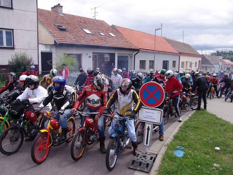 Vášniví řidiči mopedů měli sraz v Dobšicích u Znojma. Konal se tam čtvrtý ročník Sapík Cupu 2012.