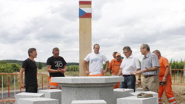 Na státní hranici u Hnanic vzniká symbol sousedství. Kamenný stůl, jehož středem prochází hranice Rakouska a České republiky.