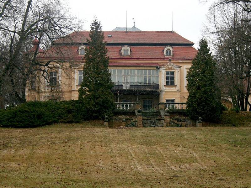 Areál lechovického zámku v posledních letech sloužil jako azyl pro lidi, kteří se potýkali s drogami.