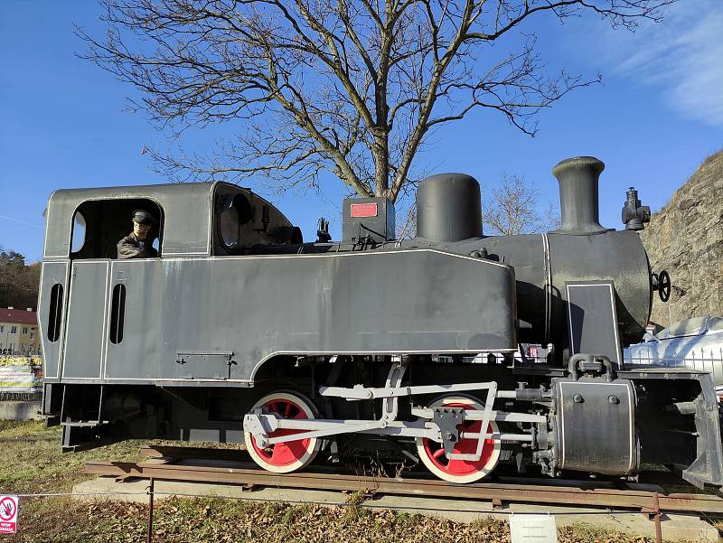 U lávky najdete muzeum, kde si můžete v sezóně prohlédnout dopravní prostředky našich předků.