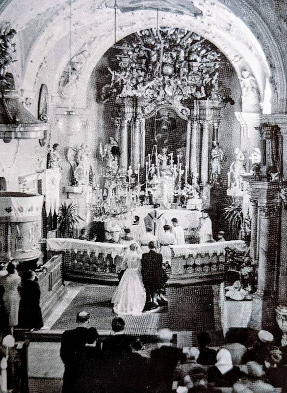 Snímek z roku 1957 zachycuje svatební obřad manželů Brabencových z Vranova nad Dyjí.