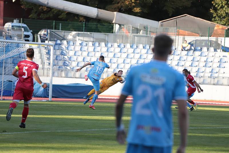 Třetiligoví fotbalisté Znojma (modří) prohráli ve vloženém středečním kole s týmem Frýdku-Místku 2:3.