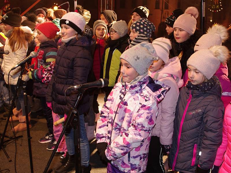 Na Masarykovo náměstí si přišlo koledy zazpívat na dvě stě padesát lidí. Zazpívaly děti ze ZŠ Pražská.