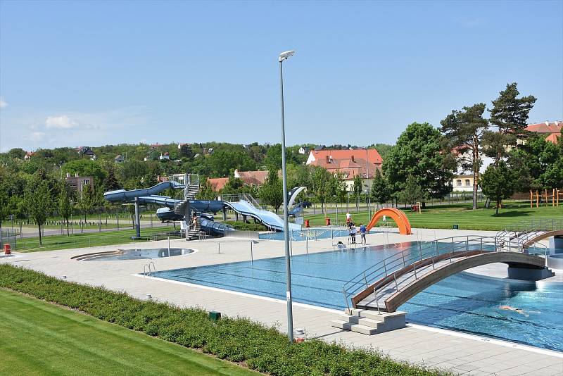 Jako první venkovní koupaliště otevřela v pondělí 22. května Městská plovárna Louka ve Znojmě.