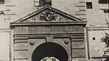 Uherčický zámek se vrací k někdejší nádheře. Detail brány ve vstupní renesanční věži.