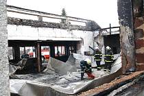 Teprve před rokem zrekonstruovaný kulturní dům ve Starém Petříně lehl v únoru popelem. U požáru zasahovalo sedm jednotek hasičů, přesto se jim objekt nepodařilo zachránit.