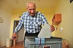 Bohuslav Zika (na snímku) žádné volby prý nevynechal, ujít si je nechal ani ve svých 98 letech. Svůj hlas vhodil do přenosné urny v Domově pro seniory U Lesíka ve Znojmě.