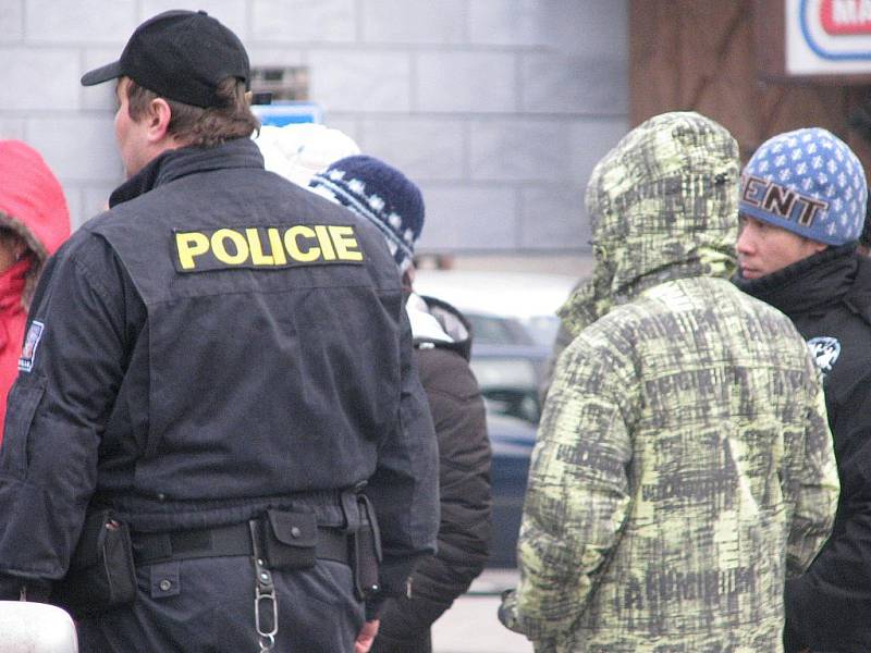 Policie obsadila asijskou tržnici. Uvnitř pyrotechnik našel nebezpečné výbušniny.