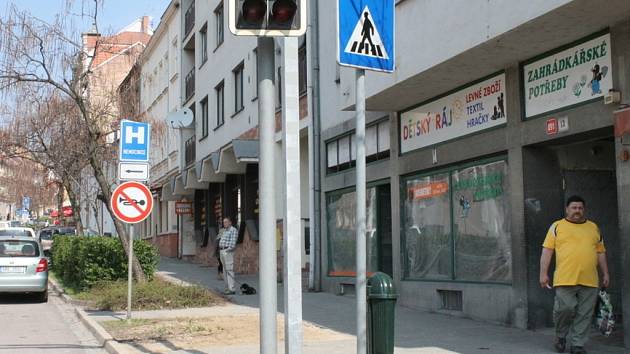 Obchod s plochou sto metrů čtverečních na Vídeňské třídě prodali zastupitelé Znojma jen za půl milionu korun. Takový prodej vzbudil ale údiv i kritiku. 