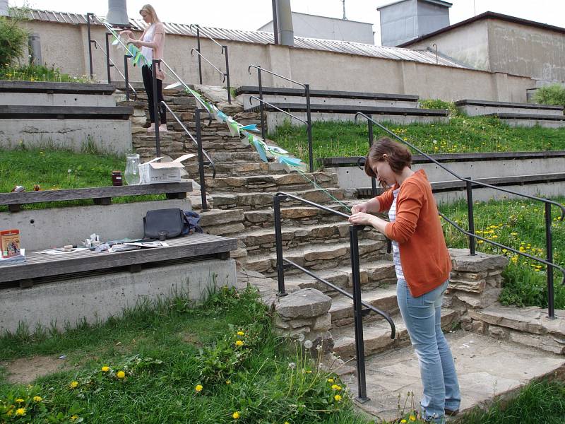 K třetí znojemské férové snídani se sešly asi dvě desítky lidí v Dolním parku.