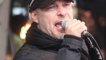 Známý zpěvák Petr Kolář zazpíval v centru Moravského Krumlova na akci Pohádkové Vánoce.