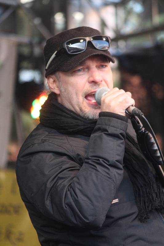 Známý zpěvák Petr Kolář zazpíval v centru Moravského Krumlova na akci Pohádkové Vánoce.