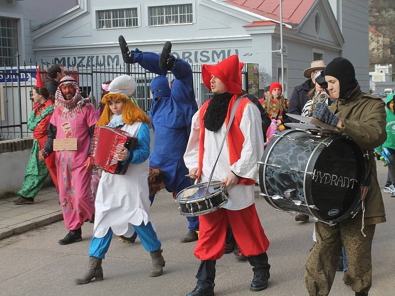 Masopustního veselí si užili i lidé z Koželužské ve Znojmě. Tradičně s několikadenním zpožděním.