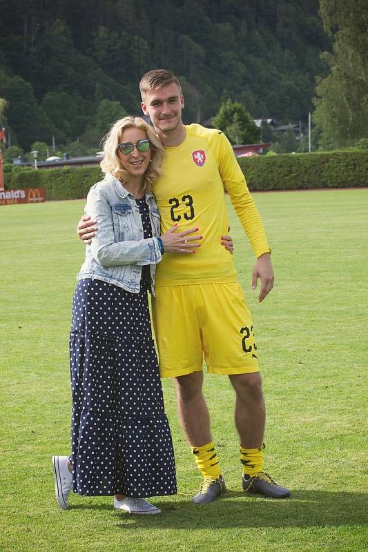 Martina Trmalová (vlevo) svého syna Matouše maximálně podporuje. Mimo chytání v reprezentaci U21 stráží Trmal i branku portugalské prvoligové Vitórie SC.