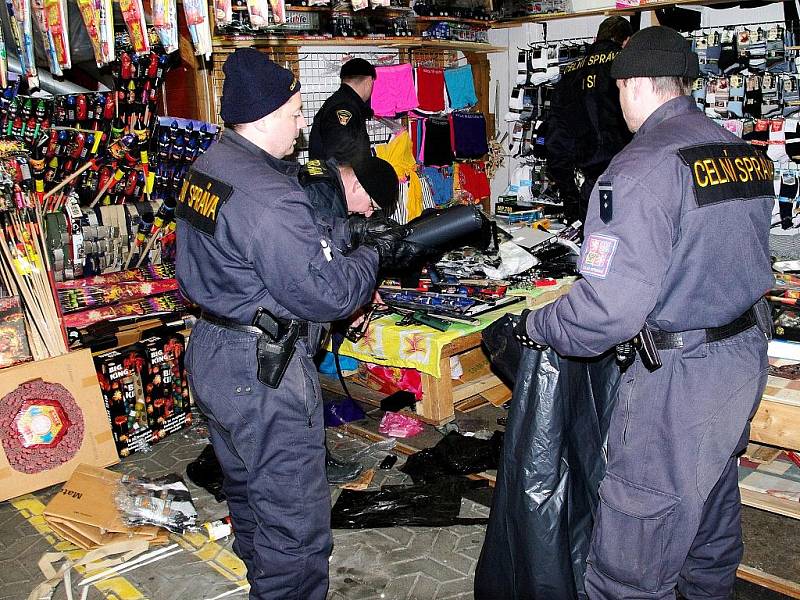 Policie obsadila asijskou tržnici. Uvnitř pyrotechnik našel nebezpečné výbušniny.