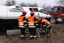 Autobus se u Miroslavi dostal mimo silnici po kolizi s nákladním autem. Cestujícím pomáhali hasiči.