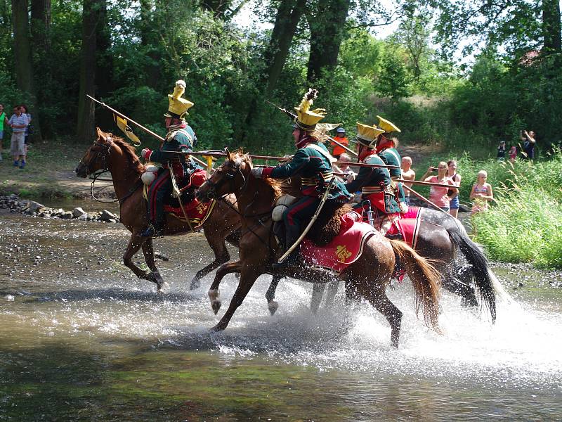 Na tři sta příznivců vojenské historie v rakouských a francouzských uniformách předvedlo ukázky z napoleonské bitvy u Znojma v roce 1809.