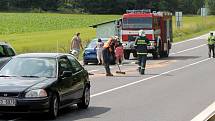 V sobotu odpoledne se na silnici číslo I/38 blízko křižovatky mezi Kravskem a Žerůtkami srazila čtyři osobní auta.