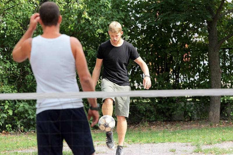 Nohejbalového turnaje v prostorách znojemské pivní zahrádky Na Školce se třetí srpnovou sobotu zúčastnilo šest týmů.