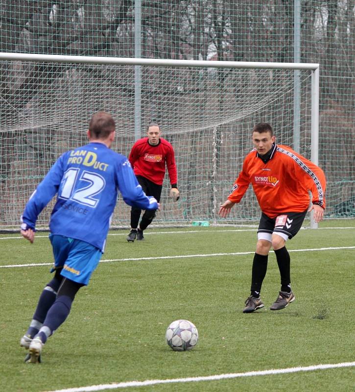 Fotbalisté divizních Tasovic si poradili na hřišti v Hrušovanech nad Jevišovkou s mužstvem Rosic 2:1.