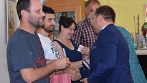 Poděkování a stříbrné medaile za 20 odběrů si odneslo 19 dárců krve, kteří se setkali ve středu 19. června v penzionu Morava ve Znojmě.