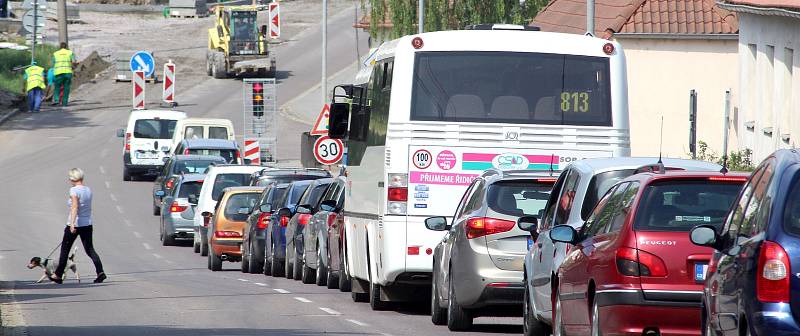 Kvůli opravám silnice se ve Znojmě - Příměticích tvoří kolony aut. Ve špičce auta popojíždějí Příměticemi i desítky minut.