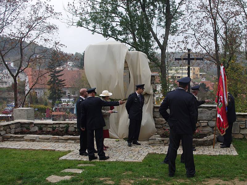 Obnovený pomník padlým ve světových válkách odhalili v sobotu ve Vranově nad Dyjí.