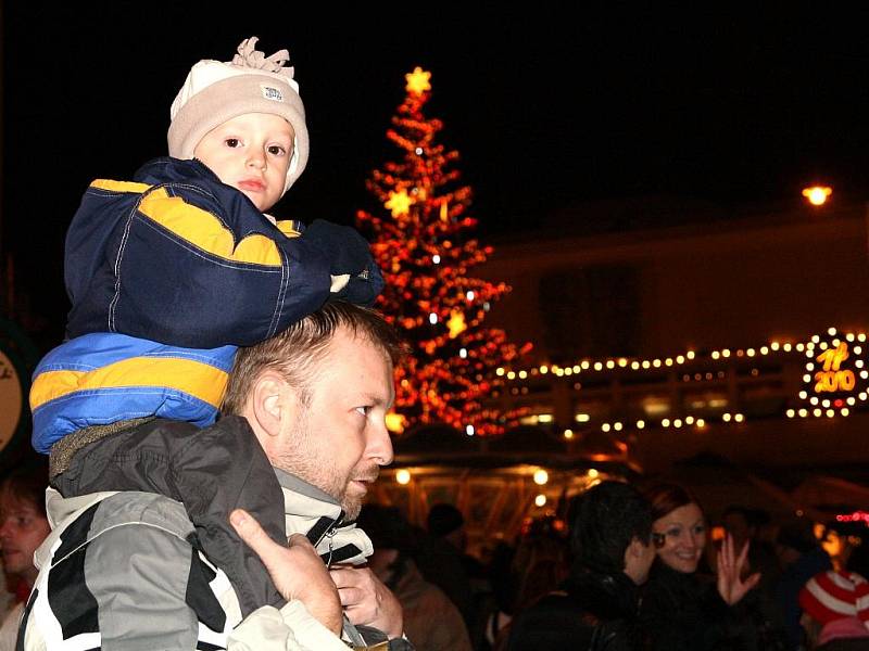 První ze čtyř svící na adventním věnci už zdobí Masarykovo náměstí